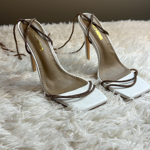 Fashion Nova Women’s Size 6-1/2 Sparkly Gold Strappy Heals - Picture 2 of 6